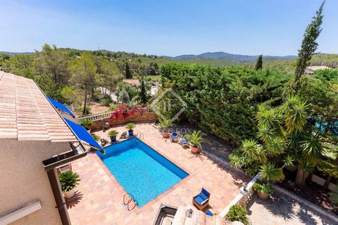 This Mediterranean style property enjoys a peaceful location in the residential area Las Colinas of Olivella in the hills behind Sitges, surrounded by nature. The house offers 5 bedrooms and is presented in move-in condition. The plot is 834m² with a...