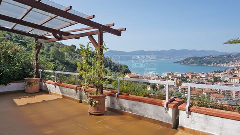 Located in a quiet area but a short distance from the center of Lerici and the beaches, this penthouse for sale has a large terrace with sea view. The apartment, located on the first and last floor of a small and elegant building, has an independent ...