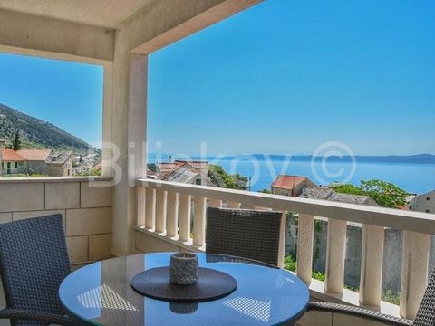 Bol, island of Brač - semi-detached apartment house with a usable area of 435m2 on 3 floors, on a plot of 522m2It is located in the famous summer resort of Bol on the island of Brač.The house consists of a ground floor and two floors.Ground floor: 1 ...