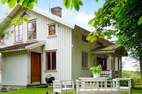 Bienvenue dans cette ferme entièrement rénovée, confortable et joliment meublée, située en bord de mer près de Gullmarsfjorden, le seul fjord de seuil de Suède. L'hébergement est un point de départ idéal pour l'exploration familiale légèrement adulte...