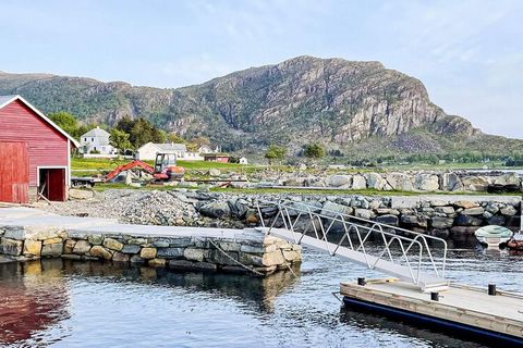 Ferienhaus in ländlicher Umgebung, nur 80 m vom Ufer des 25 km langen Fjordes Frøysjøen gelegen. Endreinigung und Strom sind im Mietpreis inbegriffen. Das Ferienhaus wurde bis zum Saisonstart 2022 modernisiert. TV mit norwegischen Sendern, zudem Appl...
