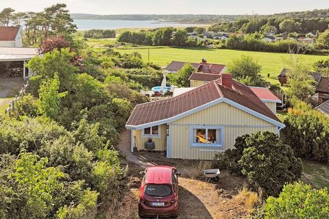 A cozy holiday home with a lovely summer feeling only 400m from the sea just north of Varberg. The cottage is located high and has a panoramic view of the sea. The plot is hilly and has several patios, also under cover. There is plenty of space here ...