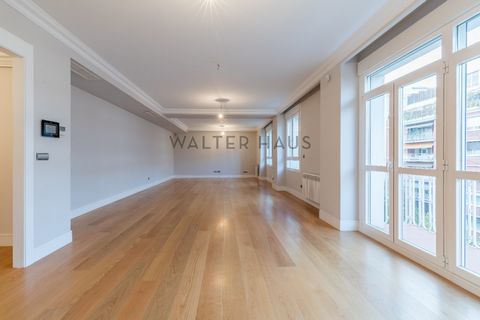 Fabulous property in one of the most emblematic streets of Almagro. Modern building completed in 2016. Housing of 275 m2 with 10 m2 of terrace distributed as follows: Entering the house we access a distributor hall in which we have a guest toilet. In...