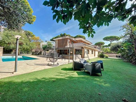 This modern and spacious residence in Castelldefels, with a total area of 388m2, combines contemporary design with luxury amenities. This stunning two-story house offers an exceptional living experience for those seeking the highest quality and comfo...
