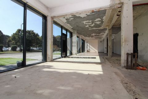 Location: Istarska županija, Labin, Labin. Istria, Labin Office space for rent in an excellent location near the center of Labin. The office space is located on the ground floor. The area of the office space is 120 m2 with the possibility of expandin...