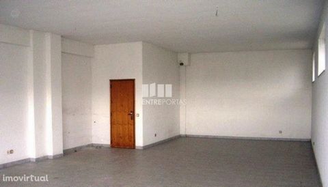 Shop with 75 m2 and own bathroom. Good location with good access. Ref.:VCM10061 BETWEEN DOORS Founded in 2004, the ENTREPORTAS group over 15 years old, is a leader in real estate mediation in the markets in which it operates, offering a quality and i...