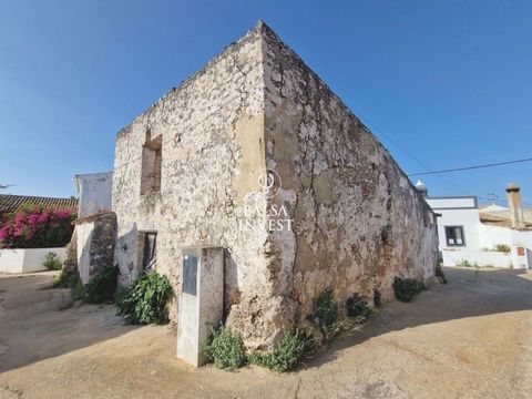 Set of old houses in ruin in Benafim with 155 sq.m with good potential to rebuild and transform into housing, creating a cozy and traditional single storey house. In terms of land registration, the property consists of two houses in ruins, a ruin wit...