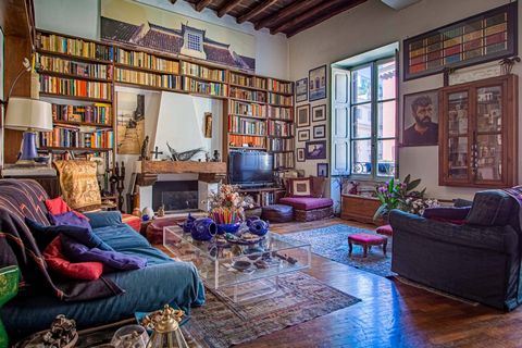 In Via dell'Oca, close to Piazza del Popolo, we offer the sale of a charming 135 sqm apartment on the third floor of a 18th century building. Spacious entrance, living room, study/bedroom, master bedroom, walk-in closet, bathroom, kitchen, closet, ou...