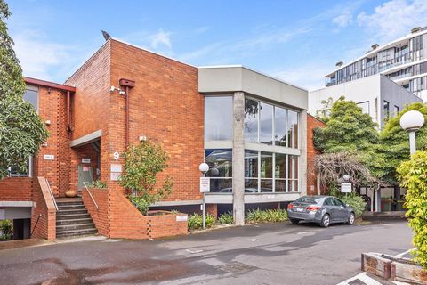 Teska Carson, as exclusive agents, are pleased to offer this outstanding office/showroom on the doorstep of the Yarra River trail. - Floor Area: 379m2 - Creative light filled space  - Recently refurbished  - Commercial 1 & Public Park and Recreation ...