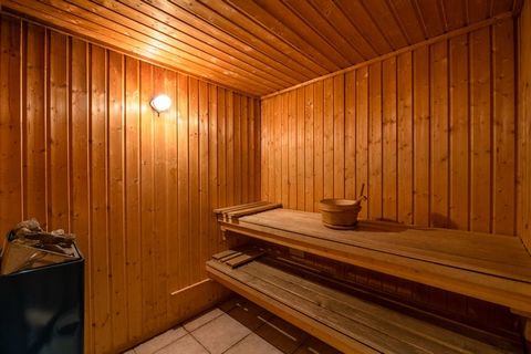 Esta lujosa casa de vacaciones de 14 dormitorios se encuentra en Ovifat, cerca de la zona de esquí. Es ideal para familias o grupos y puede acomodar a 36 invitados. Esta casa tiene una sauna para que disfrute y relájese después de un día agotador. La...