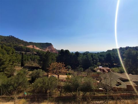 Beautiful 3 bedroom house built on a fenced rural estate of almost 5000m. It is a house in the middle of nature in the area of the Covi de Reus, the estate belongs to L'aleixar but the closest services are in Reus. It consists of a dining room of abo...