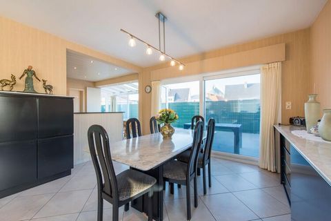 Furnished villa with 3 bedrooms in the heart of Koksijde aan Zee, 100m from the shops and 600m from the sea. Layout The house consists of a hall, living room, open kitchen with every comfort in the veranda, separate toilet, bedroom with private showe...