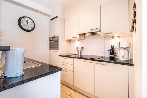 Modern (2008) and sunny apartment with balcony, 50 m from the sea wall, close to the shops (4th floor with elevator) and the city center. No pets allowed, no smoking, digital TV and WiFi. Layout: Hall, modern living room with open and equipped kitche...