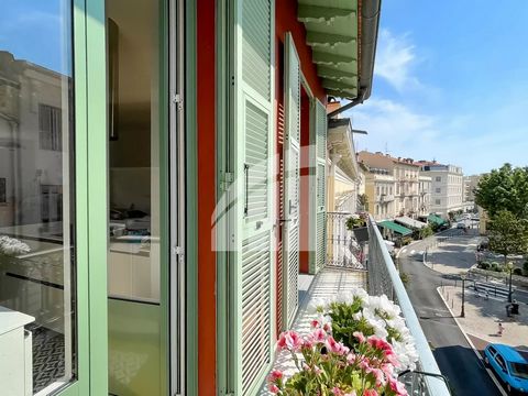 Beaulieu-sur-Mer, idealiskt beläget på översta våningen, nära Place du Marché, bara några meter från affärer, restauranger, stränder och transport. Denna fantastiska lägenhet med 2 sovrum, med avancerade ytbehandlingar och material, är upplagd enligt...
