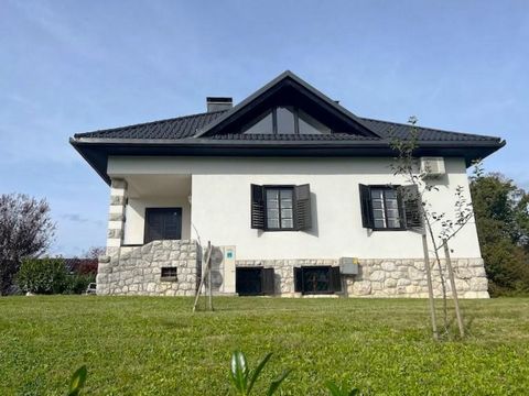 Descubra una encantadora casa unifamiliar de tres plantas con una amplia superficie de 225 m2, enclavada en la serena belleza de Bled. Esta idílica propiedad se encuentra en un amplio terreno de 895 m2 y tiene una historia única, ya que fue construid...