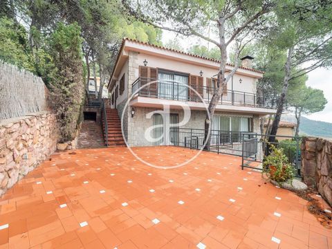 200 sqm house with a 40sqm Terrace and views in Náquera.The property has 4 bedrooms, 3 bathrooms, swimming pool, fireplace, 1 parking space, fitted wardrobes, garden and heating. Ref. VV2302042 Features: - SwimmingPool - Terrace - Garden