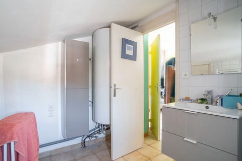 Come and discover this delightful single-storey holiday home in Bédoin, Vaucluse, nestling in its leafy garden and equipped with an inflatable spa. Resolutely modern, with its large rooms decorated in cheerful colours, it is bright and offers all the...