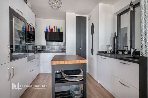 Magnificent three-room apartment, located on the second floor with stunning views on the sea. This spacious apartment offers a unique living environment, you will enjoy the fresh air seascape and magnificent sunsets from your stay. In addition, you b...
