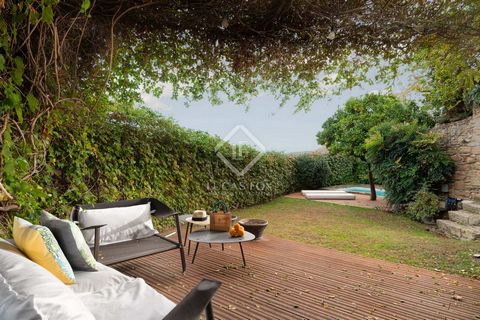 Lucas Fox presents this beautiful town house whose origins date back to the 16th century. It is located in one of the reference towns due to its great medieval history and its excellent location, halfway between the city of Girona and the best beache...