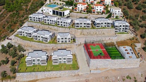 Le complexe résidentiel est situé à Bodrum. La ville portuaire de Bodrum, sur la côte nord-ouest de la Turquie, est célèbre pour ses magnifiques plages et ses sites antiques.   Le projet est à seulement 15 minutes de l’aéroport, du terrain de golf et...