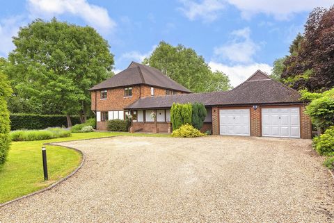 £1,150,000 - £1,200,000 Guide Price. Exquisite four bedroom family residence. Idyllic semi-rural location. Approximately one acre - beautifully landscaped grounds. Contemporary kitchen/breakfast room - Elegant interiors - Spacious receptions. Princip...