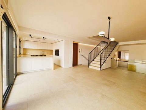 Жил.пл. 458 m², chalet adosado жил.пл. 400 m², к-во.двойн.ком: 4, 3 туалеты, 1 уборная, адаптированный, изоляторы (горячая и холодная), шкафы, отопление (центральный), кухня, охранный статус: в хорошем состоянии, гараж, прачечная, ориентация к юго-во...