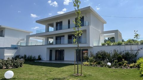 Código de propiedad: HPS2691 - Pallini Haniotis Hanioti EN VENTA villa amueblada de nueva construcción de 3 niveles con una superficie total de 244 m² en una parcela de 3000 m². Consta de 5 dormitorios, salón-comedor, cocina, 3 baños y aseo. Está con...