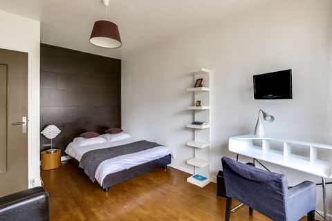 Situé à deux pas du centre commercial de la Part Dieu et des Brotteaux, cet appartement meublé de 30 m2 vous permet de séjourner en plein centre de Lyon. Décorée avec goût, la location meublée est composée d'une entrée, d'une pièce à vivre avec un co...