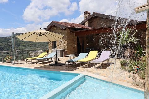 Cerca del pueblo medieval de Dolceacqua, tenemos esta increíble villa en venta de 166 metros cuadrados, en una parcela de 10.000 metros cuadrados. La villa tiene increíbles vistas sobre el valle, los hermosos paisajes montañosos y el mar Mediterráneo...