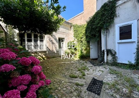 Découvrez cette élégante maison située au cœur d'Angers, proche de la Place de la Visitation, à proximité immédiate de la gare. Avec ses 197 mètres carrés répartis sur quatre niveaux, cet immeuble-maison incarne le charme authentique du style angevin...