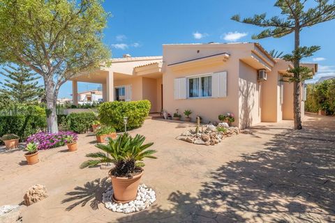 L'espace extérieur de cette jolie maison de plage est vraiment confortable, principalement grâce à la grande piscine au chlore de 12 x 5 mètres et avec une profondeur d'eau allant de 1,4 à 2,2 mètres, idéale pour une baignade fraîche après un bain de...