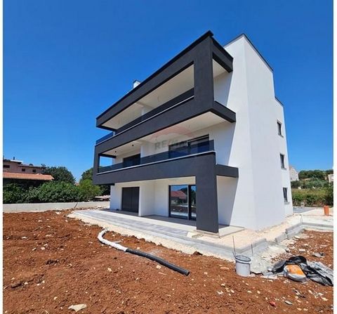 Location: Zadarska županija, Bibinje, Bibinje. Bibinje - for sale is an apartment on the ground floor of the building - new construction! The building is located under the Adriatic highway and is only 330 m away from the sea and the beach. Underfloor...