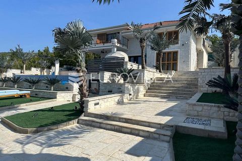 Selce, Crikvenica, modernly designed villa, located in an idyllic and peaceful environment in the forest with a beautiful view of the sea. The complete villa is built of concrete, which makes it exceptional. With a total net area of 400 m2, it is spa...