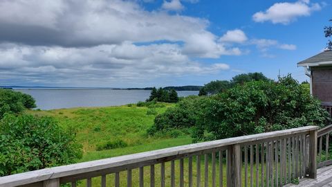 Découvrez votre retraite au bord de l’eau à Descousse, sur l’île du Cap-Breton ! Nichée près d’Arichat sur l’île Madame, dans le comté de Richmond, cette ville acadienne française offre un style de vie côtier idéal. Maison de 3 chambres et 2 salles d...