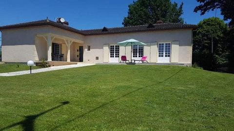 Miason contemporaine de type F4 semi enterrée : joli hall d'entrée donnant sur cuisine équipée avec accés véranda ..Un grand salon séjour avec vue sur le parc avec cheminée insert.. Partie nuit : 3 chambres 12m2 a 14 m2.Une salle d'eau avec douche a ...