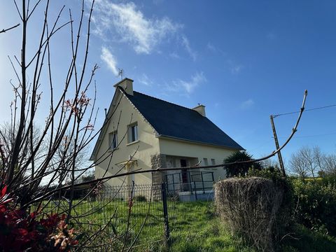 L'AGENCE EMERAUDE IMMOBILIER vous propose à HENANBIHEN DANS UN PETIT HAMEAU A PROXIMITE DU BOURG ET DE SES COMMERCES Maison indépendante offrant au rez-de-chaussée: entrée ouvrant sur une terrasse, salon séjour cuisine aménagée et équipée, salle d'ea...