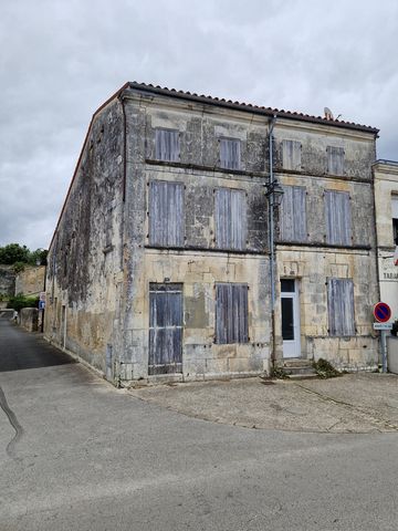 SAINT SAVINIEN centre en exclusivité Capifrance. Situé au cur du charmant village de St Savinien avec toutes les commodités accessibles à pied, cet immeuble à restaurer entièrement vous offrira de nombreuses possibilités. Les 170 m² environ repartis ...