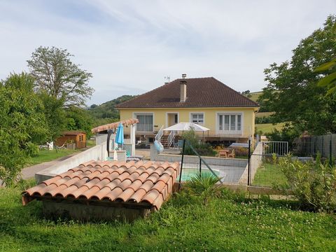 Espace Immo Aveyron exclusively presents this 70's house of type 5 on a complete basement + room that can be converted into a studio or gym or office. On the ground floor, garage space + toilet and shower + boiler room + cellars on land of more than ...