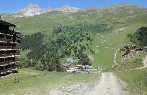 Dit gezellige appartement is gesitueerd in résidence Creux de l’Ours Bleu in Meribel-Mottaret en biedt direct toegang tot de skipistes; ski-in/ski-out! Meribel-Mottaret ligt in het hart van Les Trois Vallées en bestaat uit de wijken Chatelet en het g...