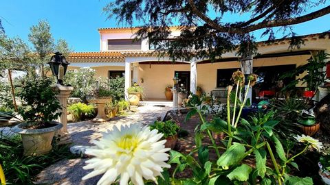 Beautiful dynamic city on the sea side, located at 5 minutes from Cap d'Agde, 10 minutes from Vias and 20 minutes from the Airport ! Beautiful villa from the 80's, that has been perfectly maintained, very unique by its spacious volumes ! Offering a l...