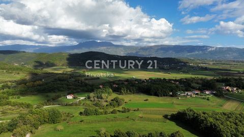 LABIN, PIĆAN, MARK MED PROJEKT OCH BYGGLOV Vi säljer 1 580 m2 byggmark med ett projekt och ett bygglov i ett exceptionellt lugnt läge med en vacker utsikt över naturen och Učka. Ett bygglov utfärdades för en lyxig byggnad som integrerades i det istri...