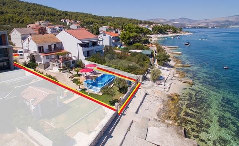 Casa in vendita a Slatine na Čiovo, prima fila al mare con accesso alla spiaggia (nessuna strada in mezzo, uscita diretta dal cortile alla spiaggia). Una posizione unica e una combinazione di cortile regolare e pianeggiante, accesso diretto ad una sp...