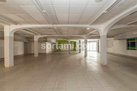 Commercial space in a phenomenal location, ideal for a large shop or supermarket, restaurant or co-working offices. Located in an area with a lot of potential, with huge affluence by pedestrian and road passage, providing exceptional visibility. It a...