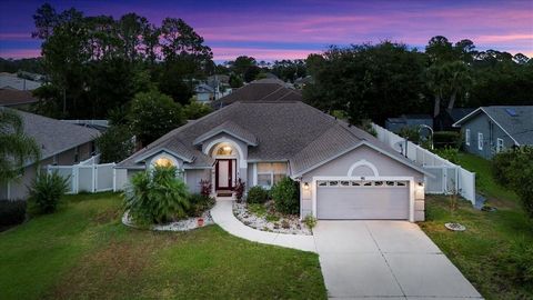 Entdecken Sie den Inbegriff des Lebens in Florida mit diesem faszinierenden Einfamilienhaus, einer wahren Oase für Komfort und Unterhaltung. Treten Sie ein in eine Welt, in der hohe Decken und Holzböden eine geräumige und einladende Atmosphäre schaff...