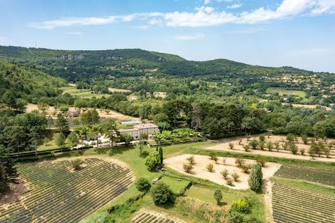 Situated on a promontory, surrounded by lavender and olive trees, with 180-degree views from the Ventoux to the Grand Luberon, this 20-hectare property transports you from the moment you step through the entrance gate. The actual access is via a beau...