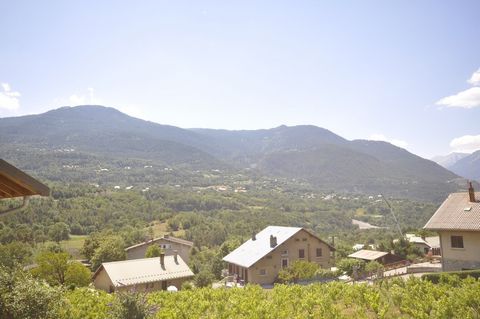 Beau terrain en partie constructibe d'un peu plus de 700 m2 avec vue dégagée, exposition sud, viabilités en bordure, dans un quartier résidentiel calme et bien desservi. À voir. Les honoraires sont à la charge du vendeur. Les informations sur les ris...