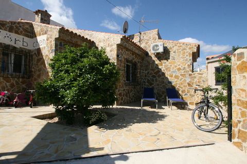 Fantastique, nouvelle villa de luxe en pierre naturelle, accessible aux fauteuils roulants, en bord de mer. Espace piscine communautaire, bain à remous extérieur privé et ascenseur au plafond possible.