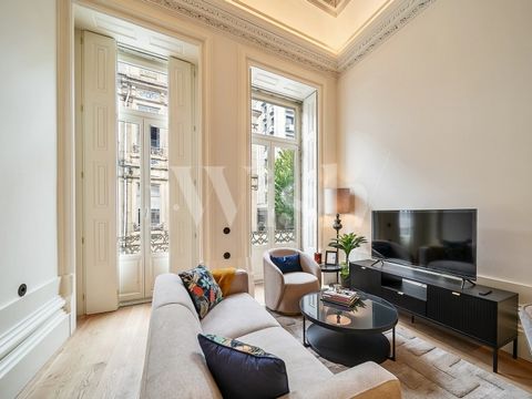 Discover this unique opportunity to invest in the city centre of Porto, in one of the most iconic and dynamic streets of the city. This building, located in a consolidated area of commerce and services, is at the epicentre of a profound transformatio...