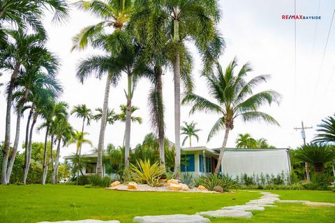 Cette villa exclusive offre une oasis de tranquillité et d’intimité, située dans un cadre paradisiaque. Ses jardins tropicaux, son architecture élégante et moderne, ses espaces intérieurs confortables et lumineux, vous offrent tout le confort de prem...