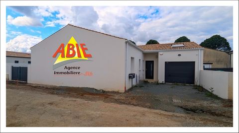 Maison de plain pied de 92m2 sur la commune de NIORT Construit en 2023, ce pavillon de plain pied vous offre une grande pièce de vie avec cuisine aménagée et équipée, dégagement desservant 3 chambres dont une avec suite parentale, un bureau, une sall...